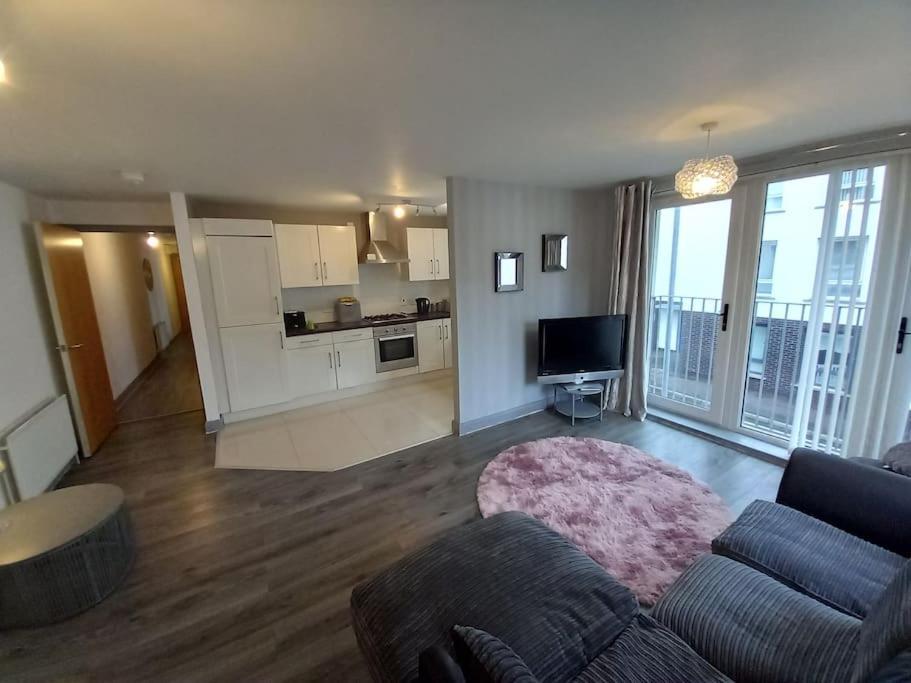 Modern 2-Bedroom City Apartment With Free Parking Белфаст Экстерьер фото