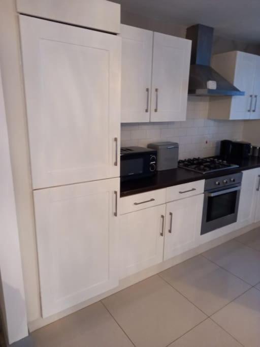 Modern 2-Bedroom City Apartment With Free Parking Белфаст Экстерьер фото
